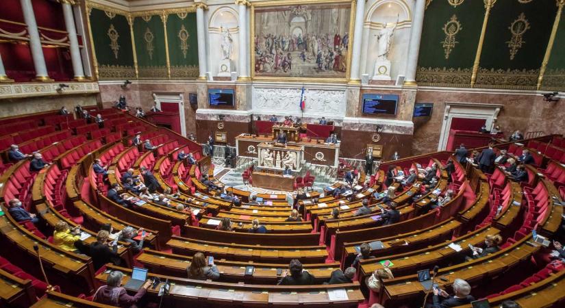 A baloldal győzelme után a szélsőjobbal kormányozhat a jobbközép Franciaországban