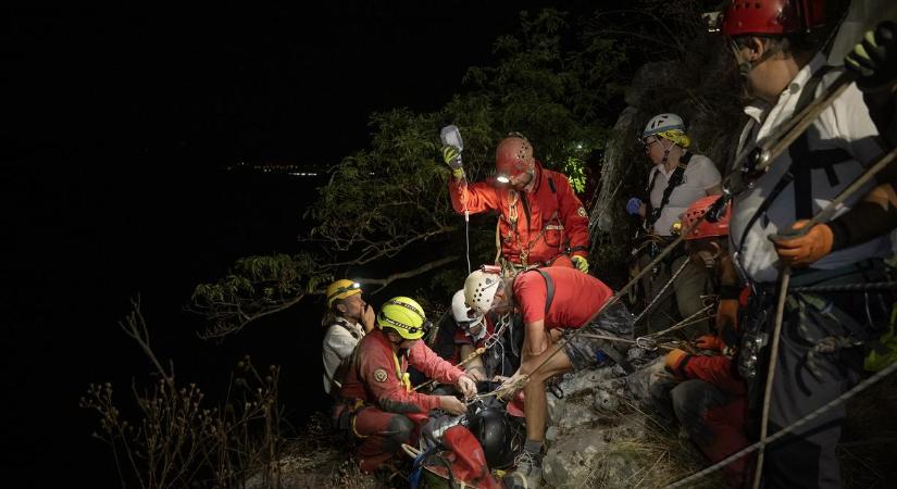 Pánik a Gerecsében: eltűnt siklóernyős felkutatására indultak a barlangi mentők, szörnyű állapotban találtak rá