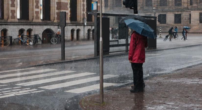 Elázik az ország egyik fele, a másik még élvezheti a napsütést  videó