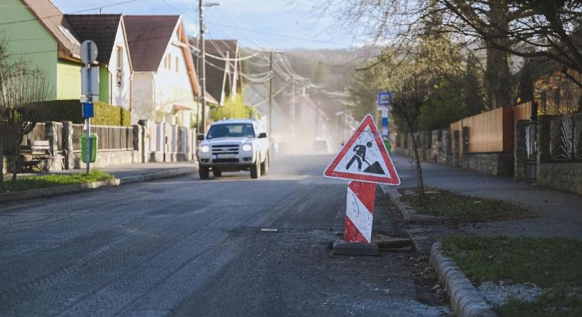 Mutatjuk, mely utakon végeznek munkálatokat a szakemberek a Jászkunságban