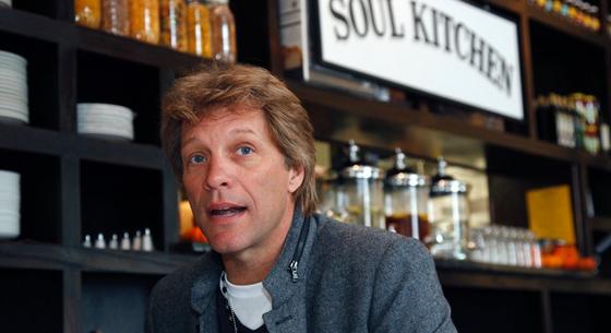 Jon Bon Jovi mentette meg egy hídról leugrani készülő nő életét