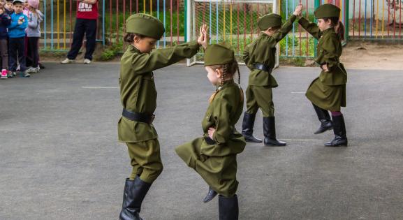 A világ iskoláiba is bekúszott a politikai feszültség