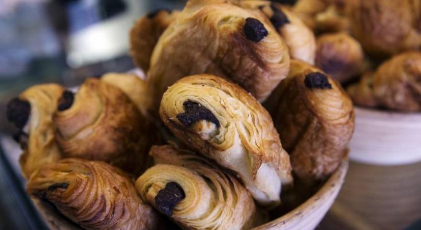 Tudod, mennyi kalória van egyetlen csokis croissant-ban? Brutális, mennyit vihetsz be az egyszerű péksütikkel