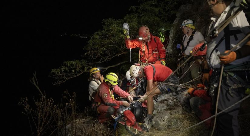 Sziklafalnak csapódott siklóernyőst mentettek a Gerecsében