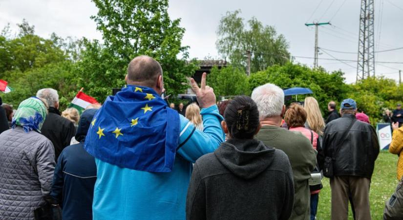 Mély törésvonalak húzódnak a Fidesz és a Tisza Párt tábora között, Orbán Viktor hívei feleannyian tartják fontosnak a demokráciát és az emberi jogokat