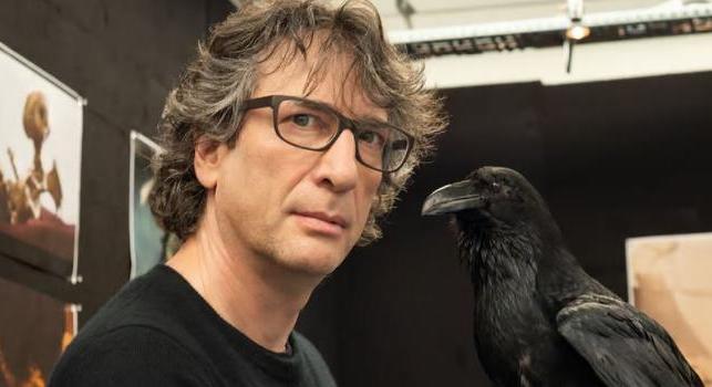 A nemi erőszakkal vádolt Neil Gaiman önként visszalépne az Elveszett próféciák mögül