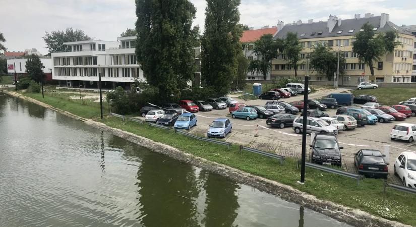 Víz alá kerülhet a Petőfi híd alatti parkoló