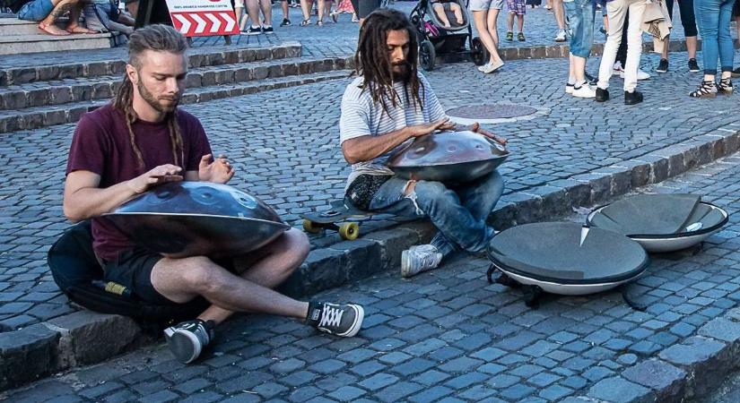 Megtiltják az utcán való zenélést Tokajban