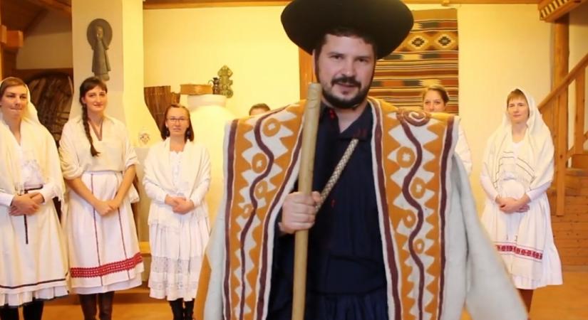 Így kívánnak áldott ünnepet a nádudvari betlehemesek – videóval