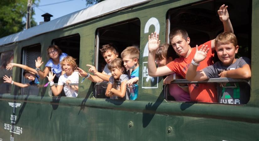 Az őszi erdő kincseit fedezhetjük fel a Zsuzsi vonattal