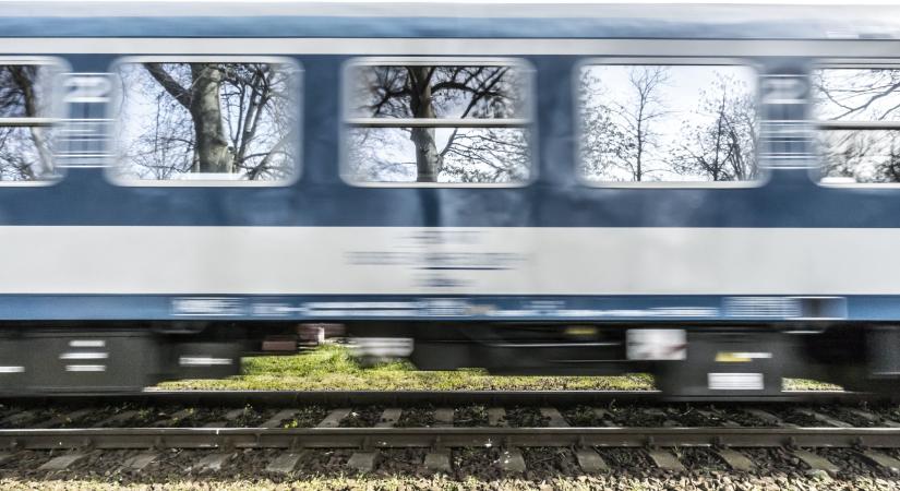 Tönkretették, így leszerelt ajtóval közlekedett egy vonat Mátészalkánál – fotó