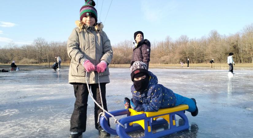 Jégpályát építenek Szolnokon – mutatjuk a helyszínt és a részleteket!