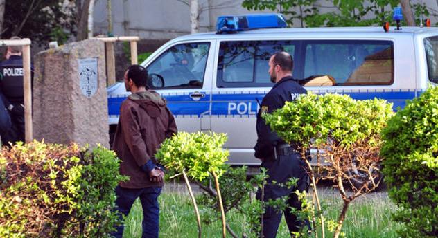 Autóval menekülő embercsempészeket tartóztattak le Szlovéniában