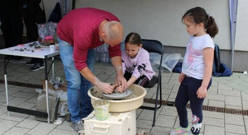 Zene, hagyományok és agyagozás Cégényben