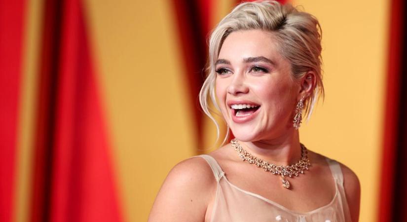 Florence Pugh pucérruhájából csak úgy árad a meztelenség, szinte egy szál fehérneműben vonult végig a vörös szőnyegen