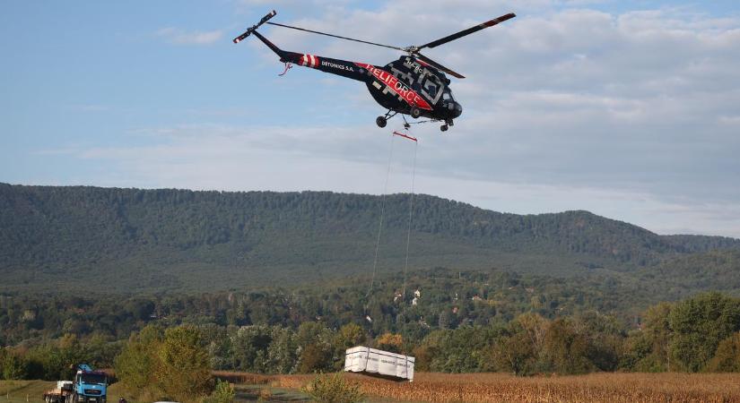 Magyarországon még nem volt ilyen: helikopterrel építik a tahitótfalui házat – videó