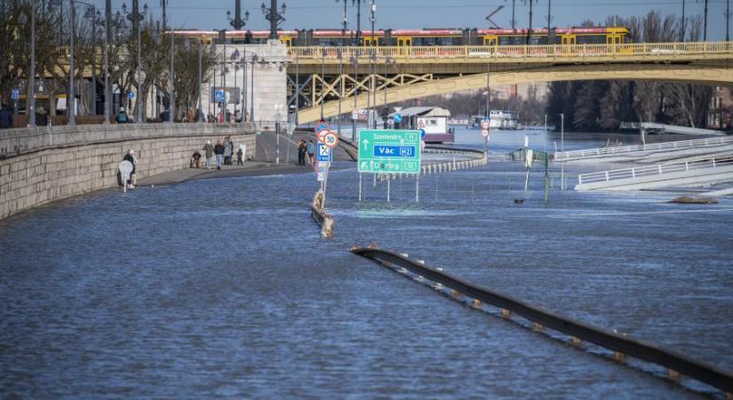 Az előrejelzések szerint kedden éjszaka kell lezárni a rakpartokat az árvíz miatt