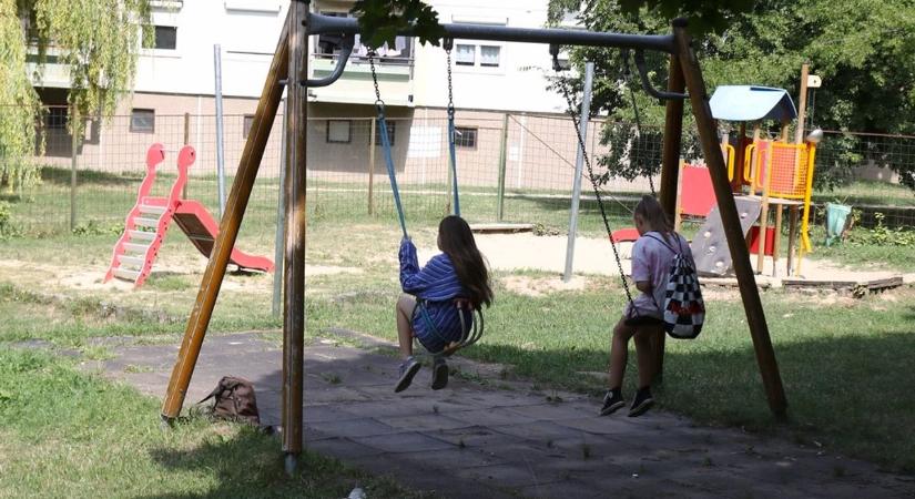 Kislányokat fényképezgetett egy kukkoló a lakótelepi játszótéren