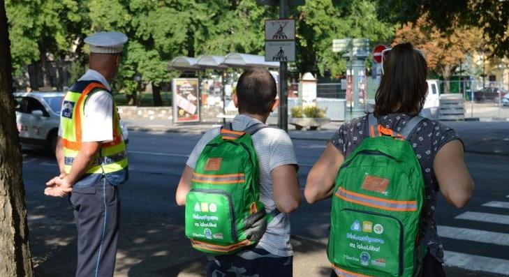 Tanácsok mellett ajándékot is kaptak az elsős diákok 