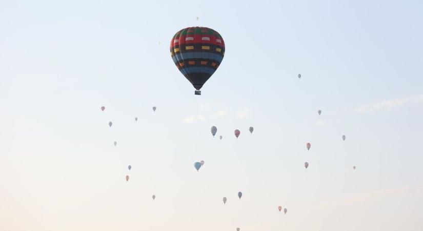 Százhúsz hőlégballon emelkedett egyszerre a magasba – videó