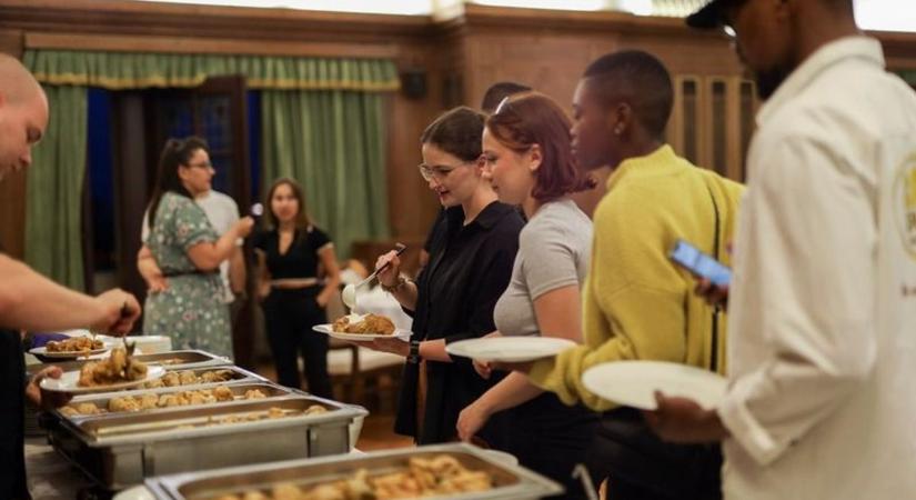 Welcome Dinner az egyetemen: töltött káposztát és rétest is kóstoltak az erasmusos hallgatók