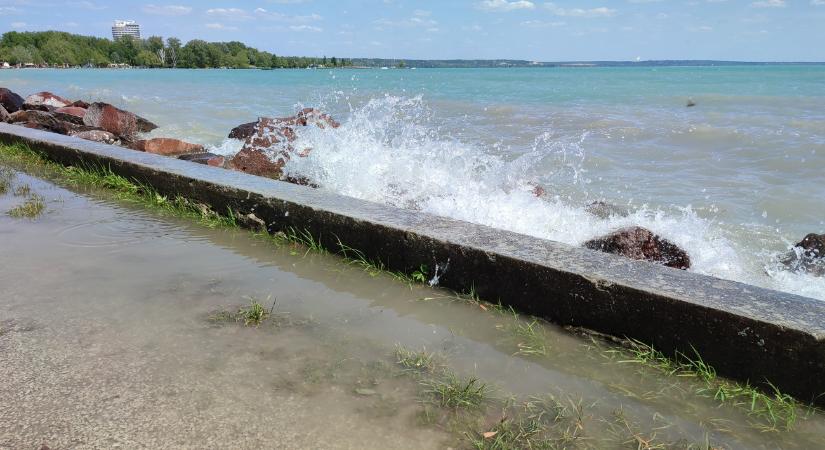 Félelmetes szél csap le a Balatonra