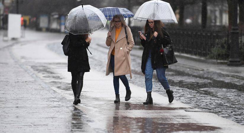 Több járásban továbbra is a legmagasabb, vörös riasztás van érvényben az eső miatt (TÉRKÉP)