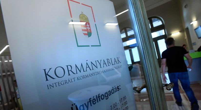 Már idén ruhapénzt kapnak a kormányablakok dolgozói