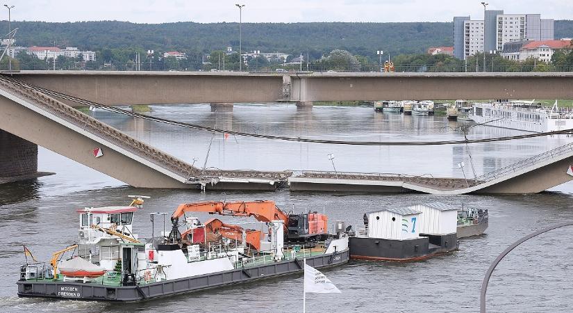 Félelmetes hídomlás: villamossínek hullottak a folyóba