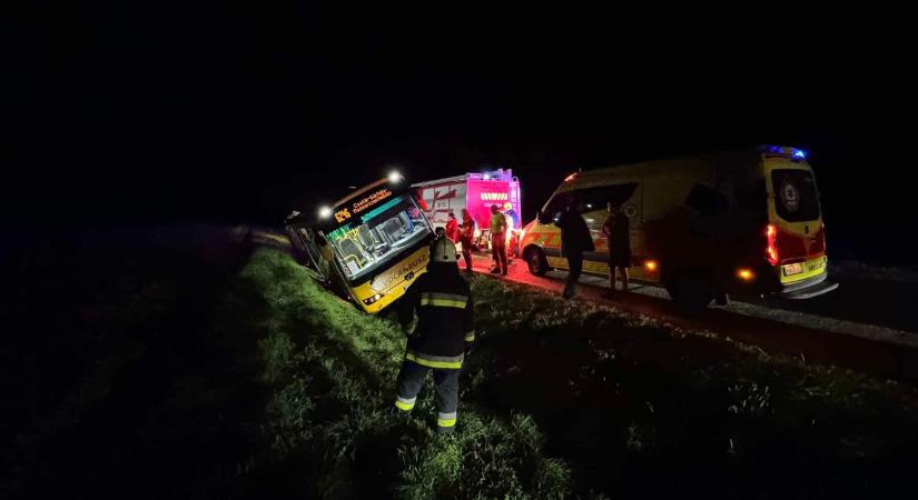 Utasokkal együtt árokba borult egy Volán autóbusz Hahótnál - képek