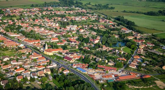 Tényleg migránstábor épül Vitnyéden? - a helyi sajtó és Magyar Péter szerint igen, de egyelőre mindenki hallgat az ügyben