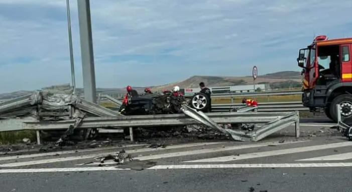 Szalagkorlát csapódott autójával, szörnyethalt a sofőr (VIDEÓ)