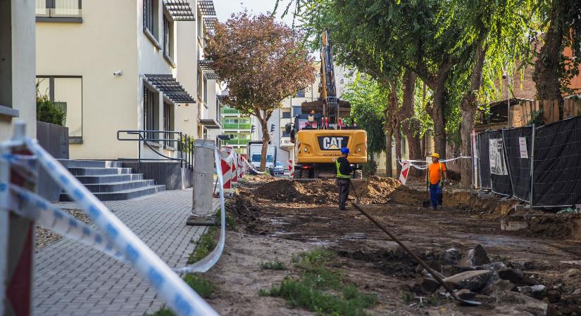 Újraaszfaltozzák a debreceni Barna utcát