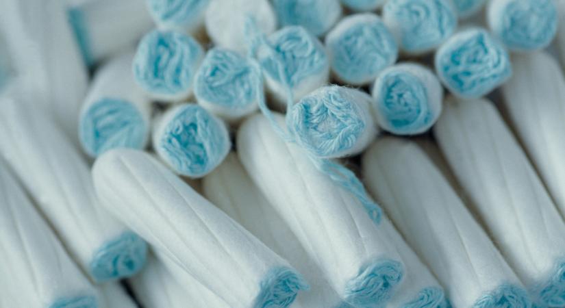 Tovább gyűrűzik a tampon botrány: most akkor vannak káros anyagok benne?