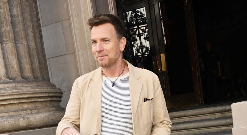 Csillagot kapott a hollywoodi hírességek sétányán Ewan McGregor – családja is elkísérte a ceremóniára