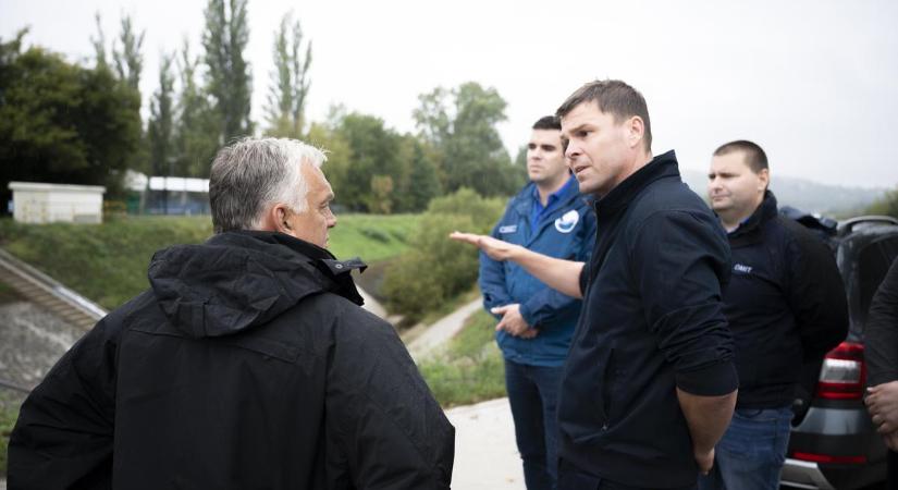 Árvízi őrjárat: Orbán Viktor személyesen ellenőrizte a homokzsákokat - videó