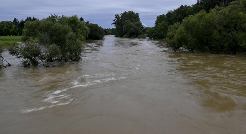 Óriási a készültség a Rábánál, mindent elsodorhat a víz