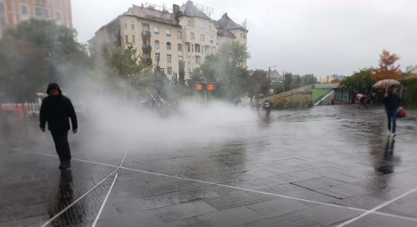 Szakadó esőben is működik a Széll Kálmán téri párásító