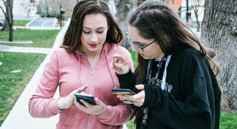 Betiltott mobilozás az iskolában és büntetőszoba a „rossz” gyereknek: hogyan alkalmazzák az iskolák?