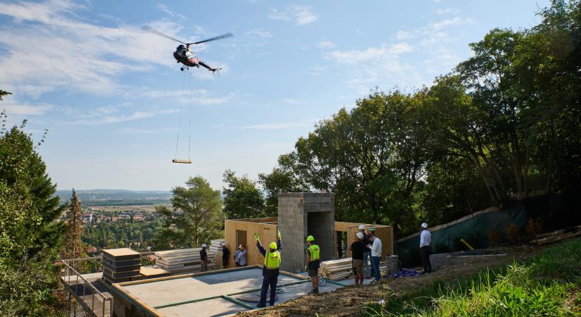 Helikoptert vetettek be a készház-építéshez Tahitótfaluban