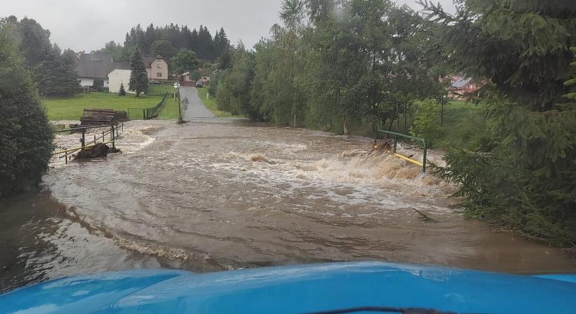 Csehország víz alatt, Ausztriában havazik, leálltak a vonatok