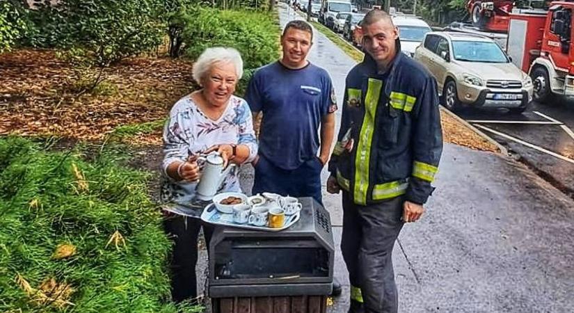 Debreceni tűzoltók napját aranyozta be Ica néni – szívmelengető történet!