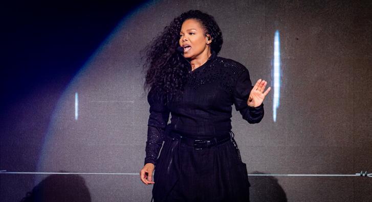 Janet Jackson fenekén a brit uralkodó előtt szakadt ketté a nadrág