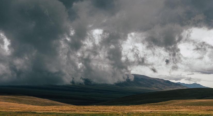 Orkán csaphat le a Dunántúlra, szombat délután