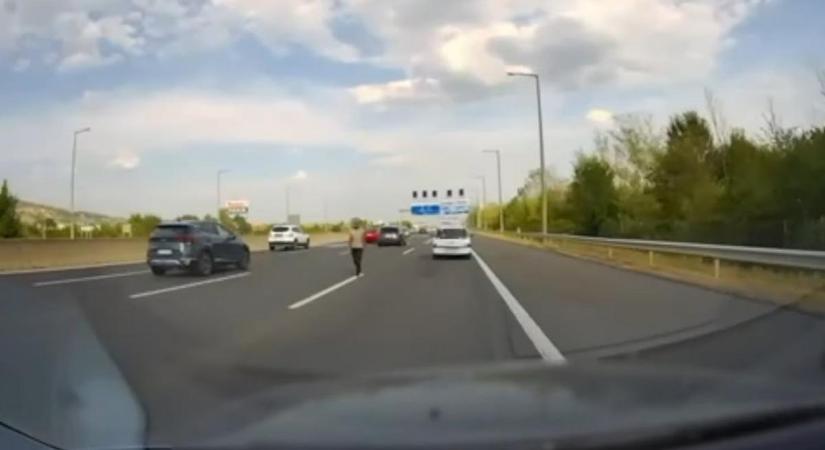 Szemben a forgalommal, az autók között sétálgatott egy férfi az M1-M7 bevezető szakaszán – videó