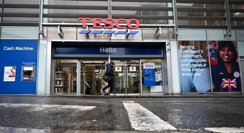 A Sparral szemben a Tesco nem szőrözik, jogszabályi előírás nélkül is csökkenti árait - most újabb kilencszáz termék került e programba