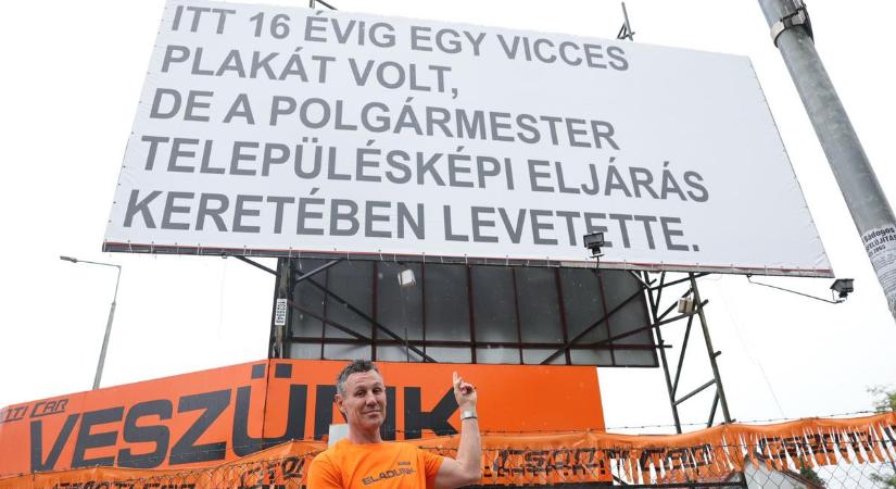 "Itt 16 évig egy vicces plakát volt, de..." - Az önkormányzat leszedette, most kíméletlenül kigúnyolja a kereskedő a túlbuzgó hivatalt