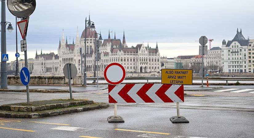 Jön az árhullám: mától tilos megállni a rakpartokon