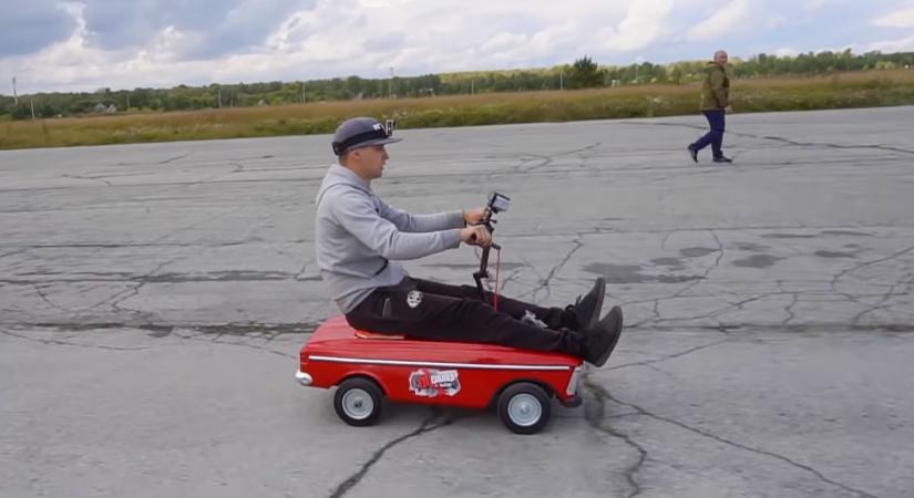 Szuper a pedálos Moszkvics, de motorral még jobb