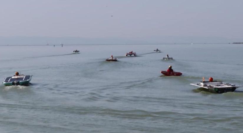 A BME napelemes versenyhajója Balatonalmádiban hasított